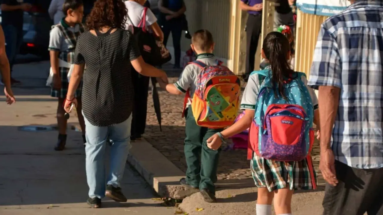 El calendario escolar 2024-2025 establece dos periodos vacacionales para nivel básico.