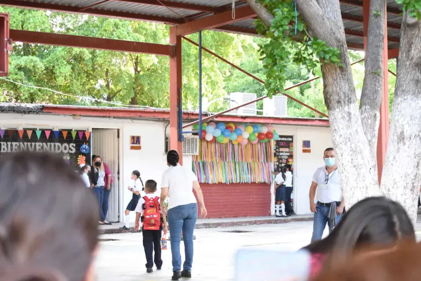 Por el calor adelantan las vacaciones de verano en Sinaloa.