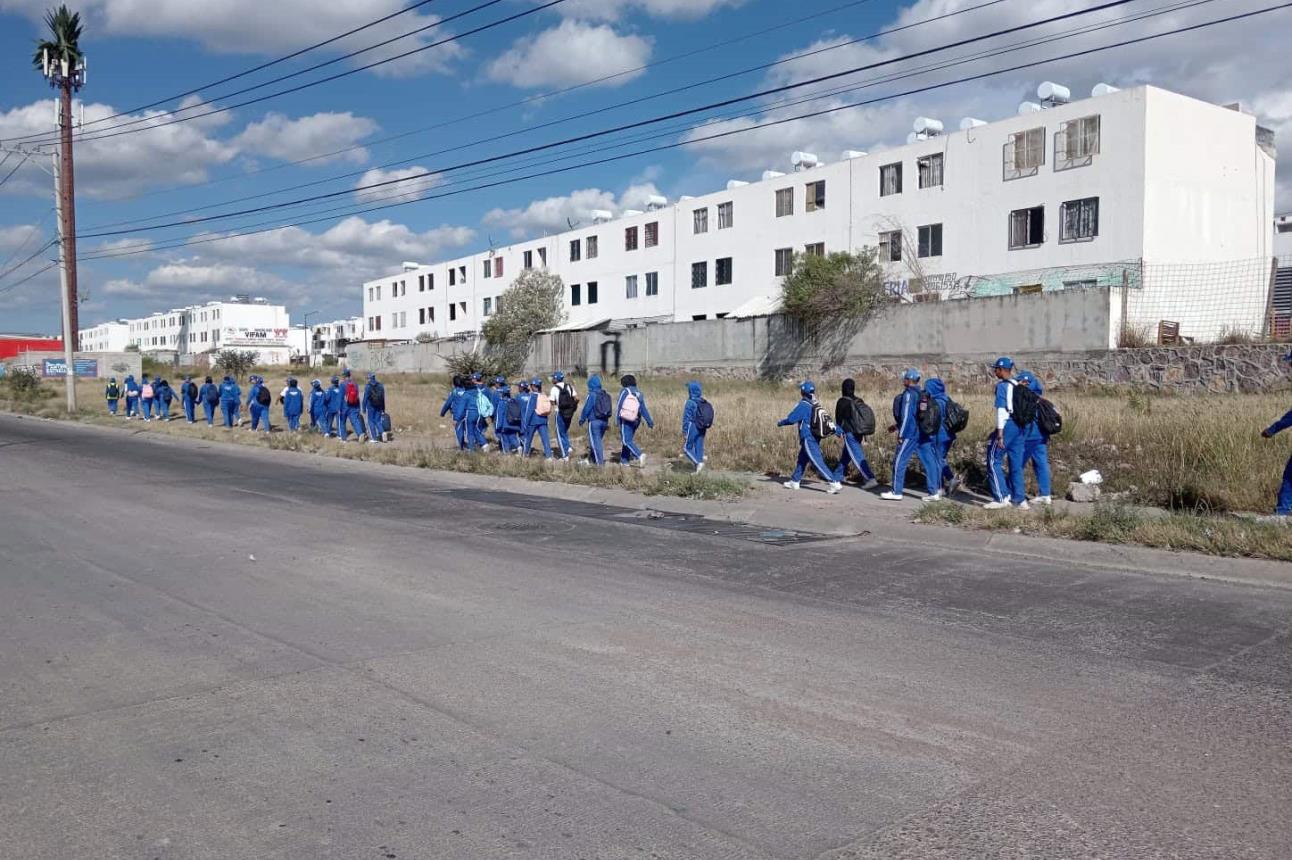 Jóvenes de preparatoria van por un Guanajuato limpio. Foto Gobierno de Guanajuato