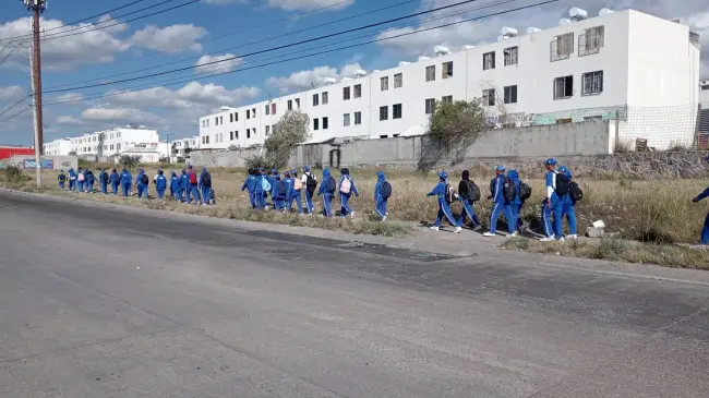 Jóvenes de preparatoria van por un Guanajuato limpio. Foto Gobierno de Guanajuato