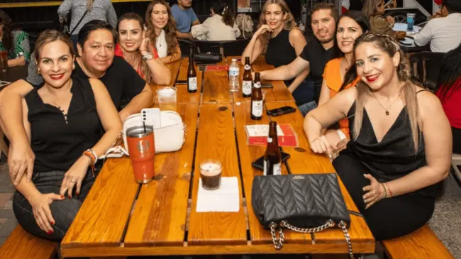 Cena delicioso y pasa un momento divertido. Foto FB La Quebradora Food Garden