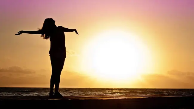 Muchas personas esperan con ansias el solsticio de verano cada año. Foto: Freepik