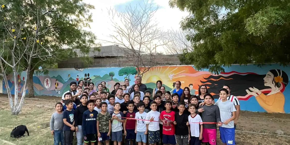 El mural, que adorna la barda del espacio recreativo, transmite mensajes de esperanza, unidad y valores fundamentales como el fomento del deporte, la prevención de la violencia y la construcción de paz.