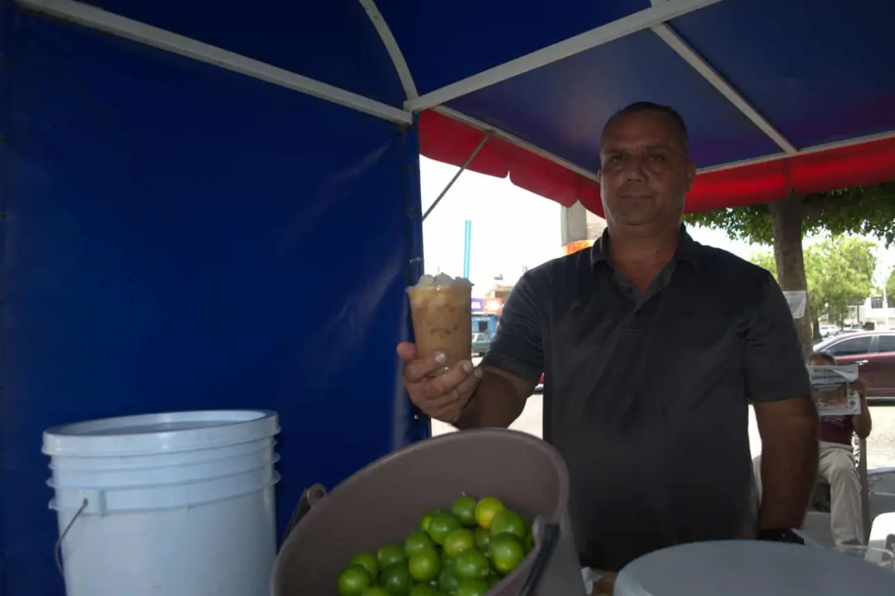 Jesús Eduardo enamora a Culiacán con una deliciosa bebida sagrada que combina cultura, salud y frescura. Foto: Juan Madrigal