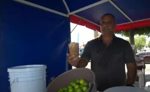 La asombrosa bebida de Tejuino que refresca a Culiacán en manos de Jesús Eduardo Piña