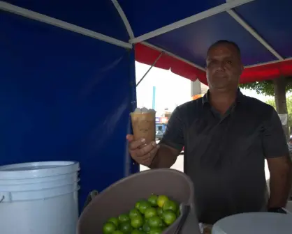 La asombrosa bebida de Tejuino que refresca a Culiacán en manos de Jesús Eduardo Piña