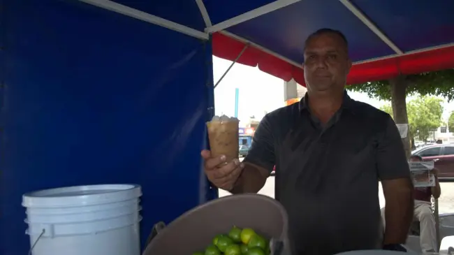 Jesús Eduardo enamora a Culiacán con una deliciosa bebida sagrada que combina cultura, salud y frescura. Foto: Juan Madrigal