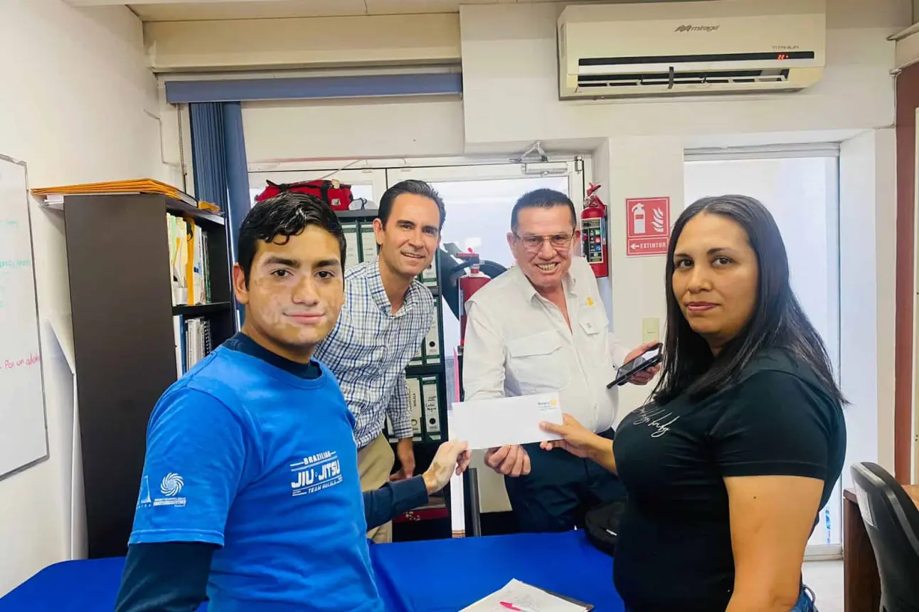 15 niños, niñas y jóvenes de la Malala Academia IAP Buenos Aires fueron agraciados con becas otorgadas por el Club Rotario Culiacán Oriente.