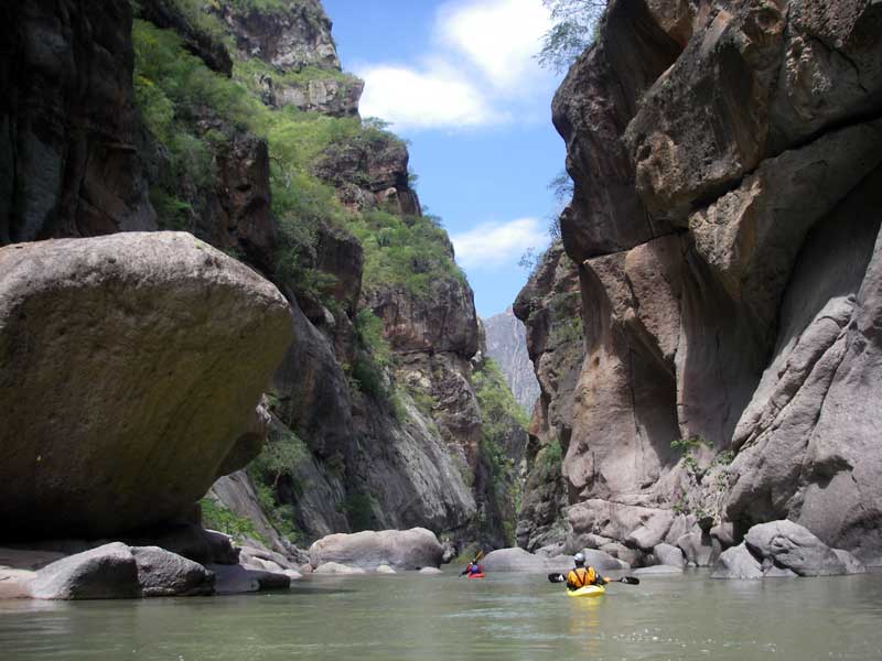 Navegando en kayak por el Río Piaxtla, Sinaloa-Durango. Sierrarios.org