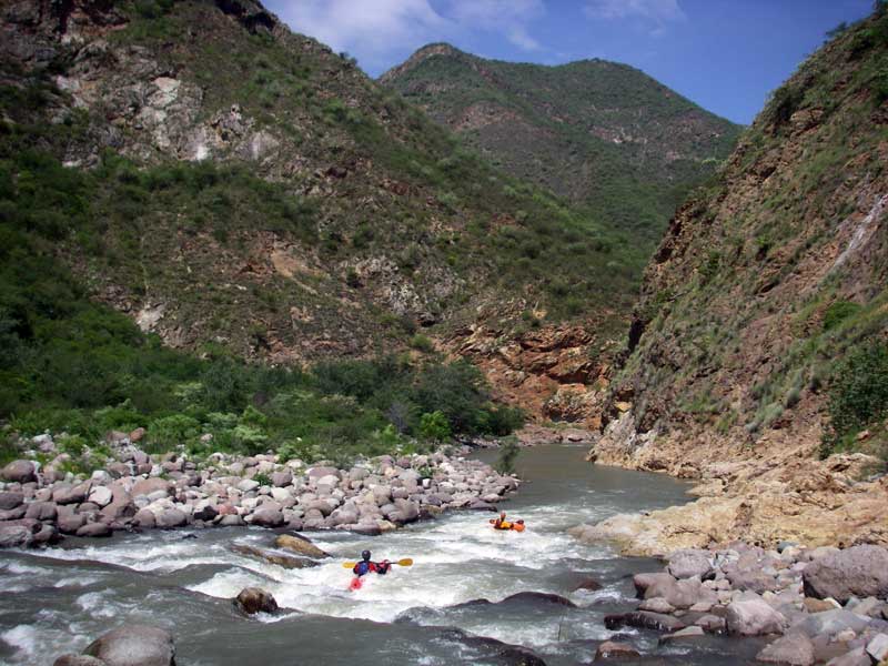 El Río Piaxtla cruza montañas de Durango y Sinaloa, paseo en kayak. Sierrarios.org