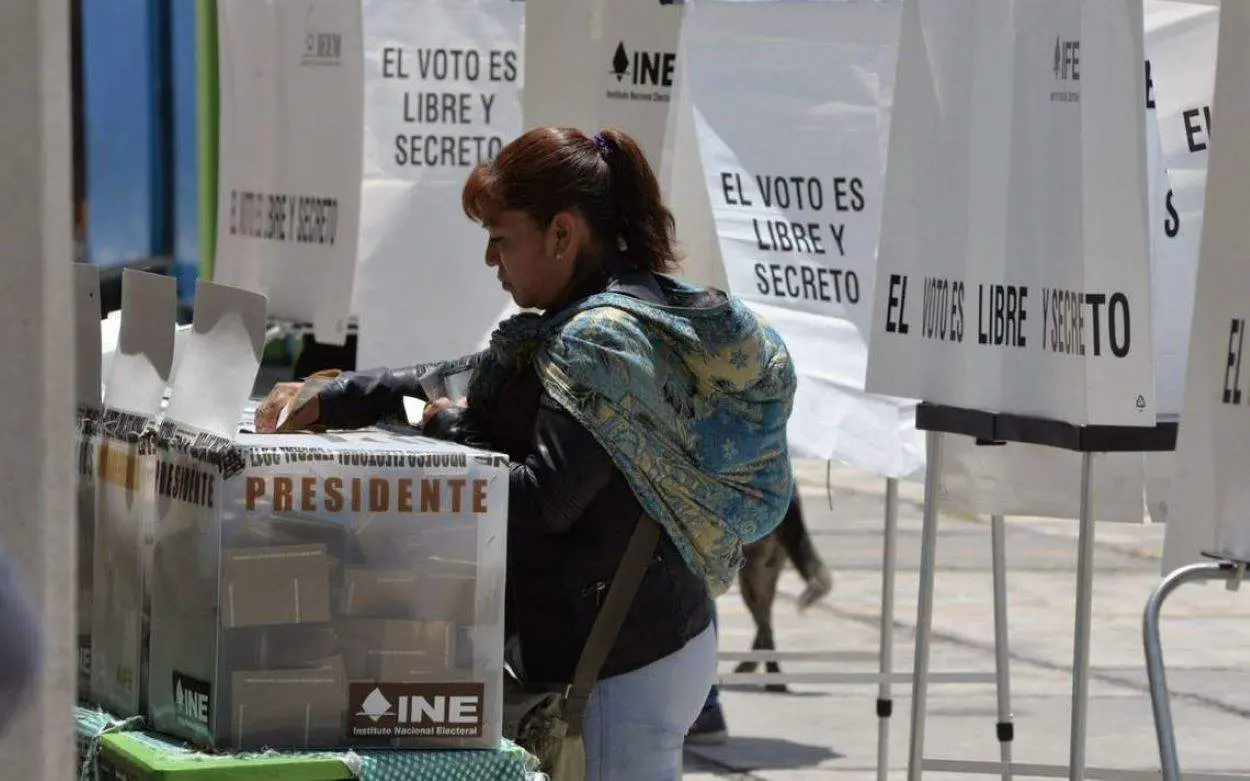 Vota en casillas especiales si vas de tránsito.