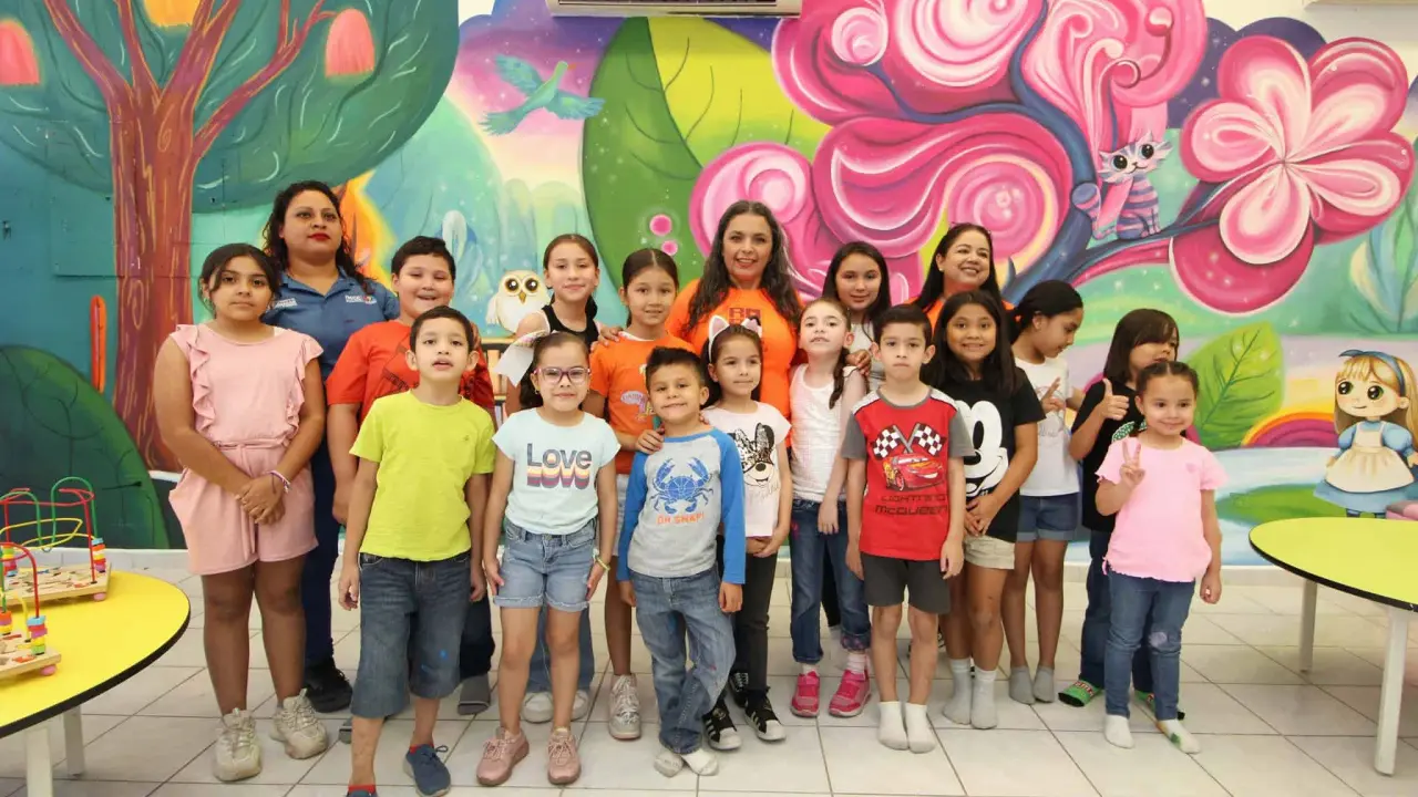 La Sala Infantil de la Biblioteca Pública Municipal “Rosa María Peraza” se llena de creatividad y juegos en el taller inspirado en Frida Kahlo.