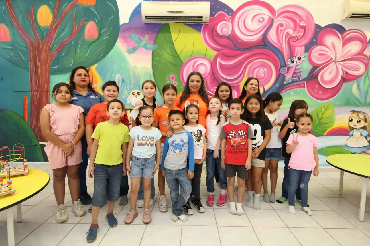 La Sala Infantil de la Biblioteca Pública Municipal “Rosa María Peraza” se llena de creatividad y juegos en el taller inspirado en Frida Kahlo.