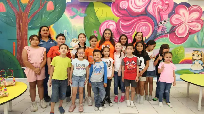 La Sala Infantil de la Biblioteca Pública Municipal “Rosa María Peraza” se llena de creatividad y juegos en el taller inspirado en Frida Kahlo.