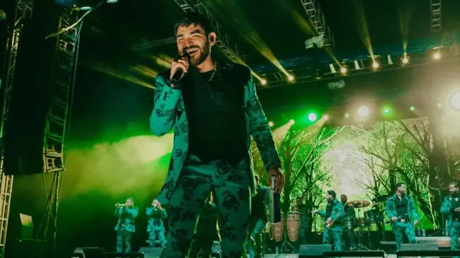 La Banda El Recodo canta en avión de Volaris. Foto: Cortesía