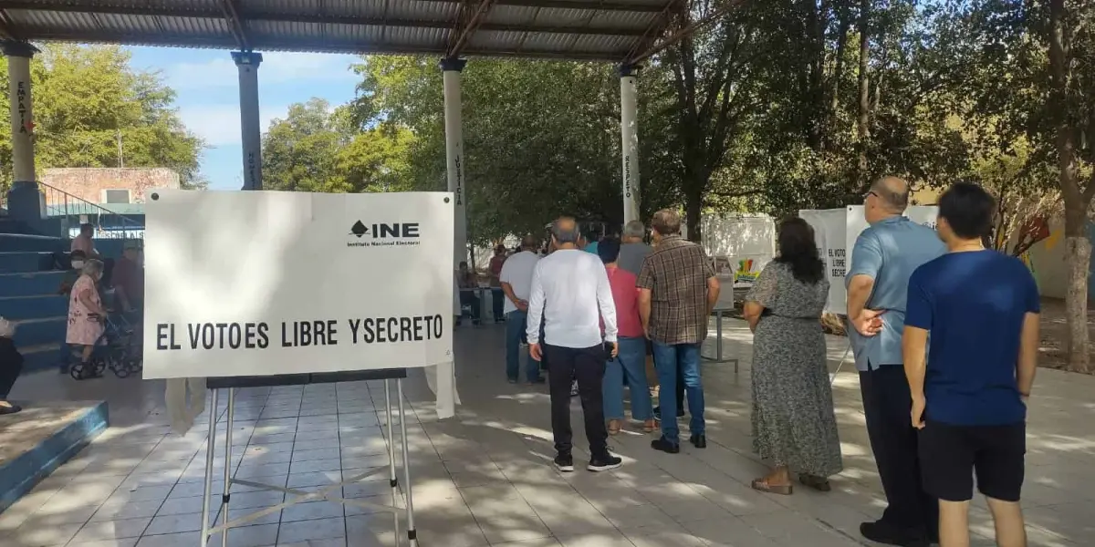 Desde muy temprana hora de esta mañana empezaron a llegar los ciudadanos para ejercer su derecho en las elecciones 2024 en Sinaloa. FOTO: Juan Madrigal.