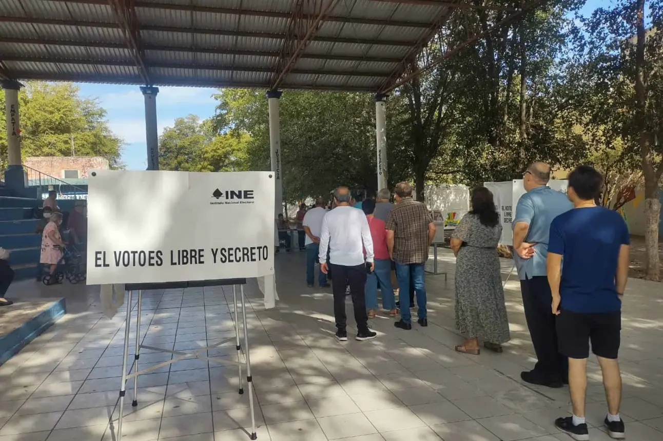 Desde muy temprana hora de esta mañana empezaron a llegar los ciudadanos para ejercer su derecho en las elecciones 2024 en Sinaloa. FOTO: Juan Madrigal.