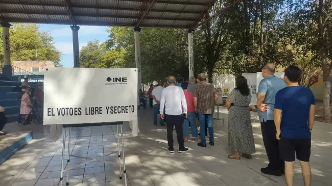 Desde muy temprana hora de esta mañana empezaron a llegar los ciudadanos para ejercer su derecho en las elecciones 2024 en Sinaloa. FOTO: Juan Madrigal.