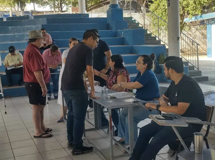 Los ciudadanos participan durante las elecciones 2024