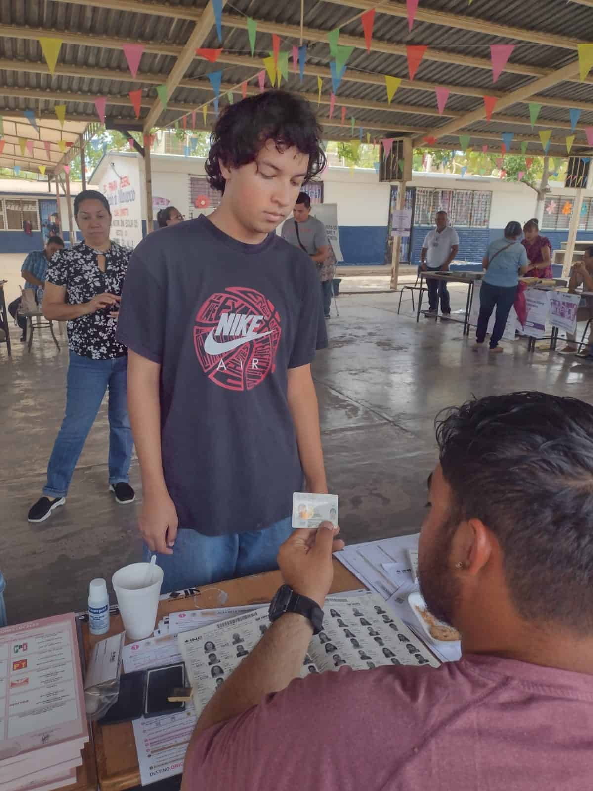 De buen ánimo Daniel Hernández acudió a votar por primera vez en las elecciones 2024.