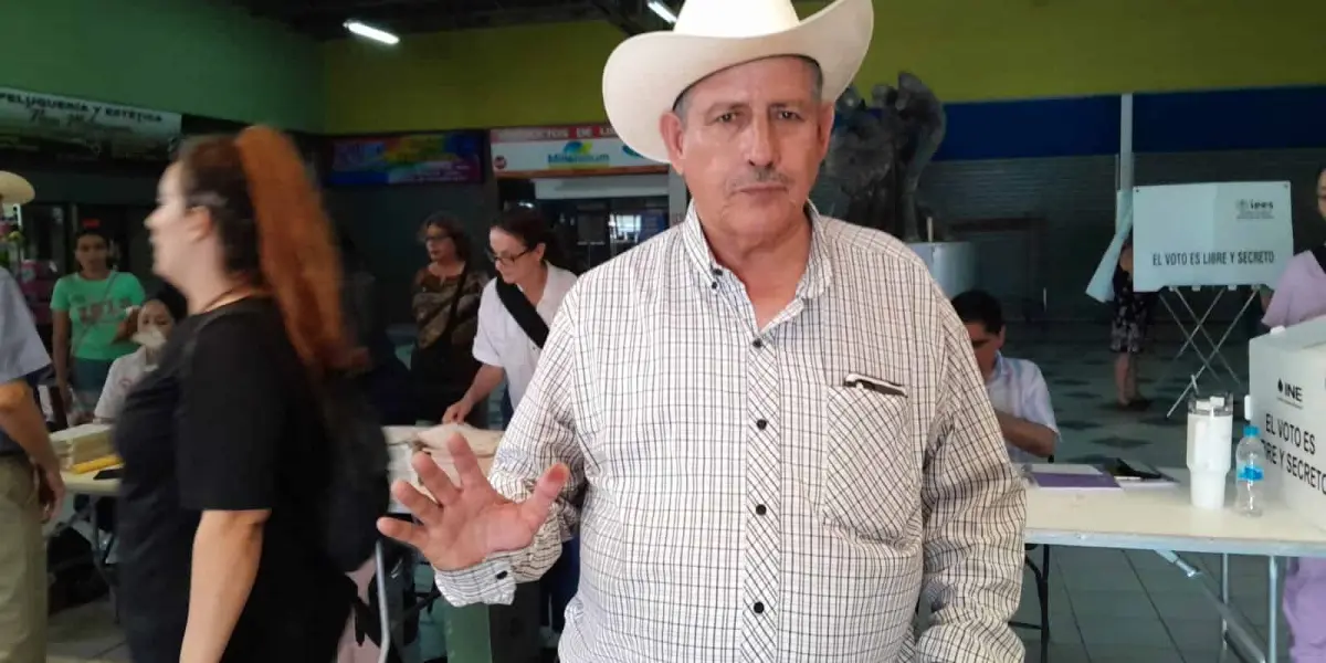 José de la Luz Uriarte Pérez,  músico de Parral Chihuahua vota en Culiacán