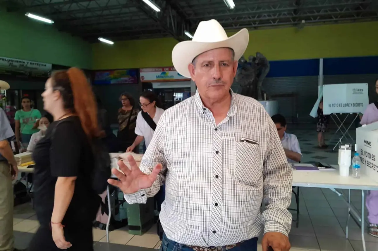 José de la Luz Uriarte Pérez,  músico de Parral Chihuahua vota en Culiacán