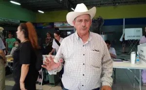 Elecciones 2024: Músico de Parral Chihuahua dejó la guitarra para votar en casilla especial de Culiacán