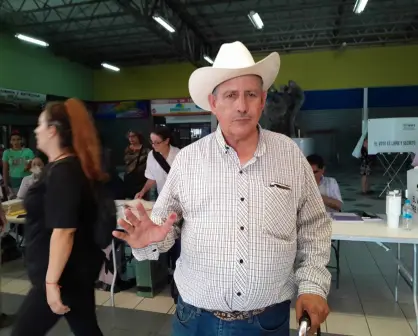 Elecciones 2024: Músico de Parral Chihuahua dejó la guitarra para votar en casilla especial de Culiacán