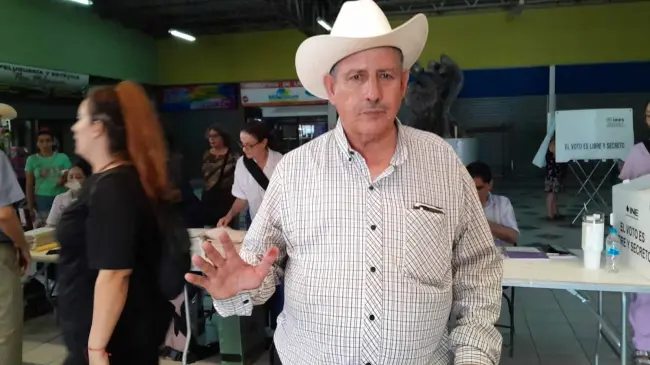 José de la Luz Uriarte Pérez, músico de Parral Chihuahua vota en Culiacán