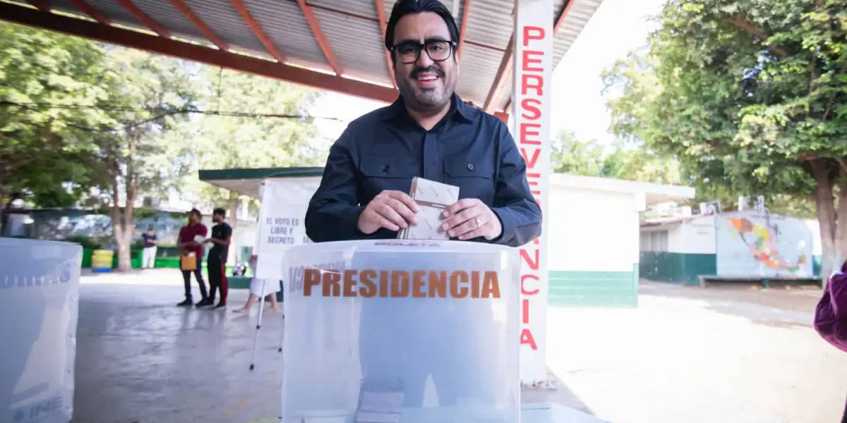 Juan de Dios Gámez acude a emitir su voto.