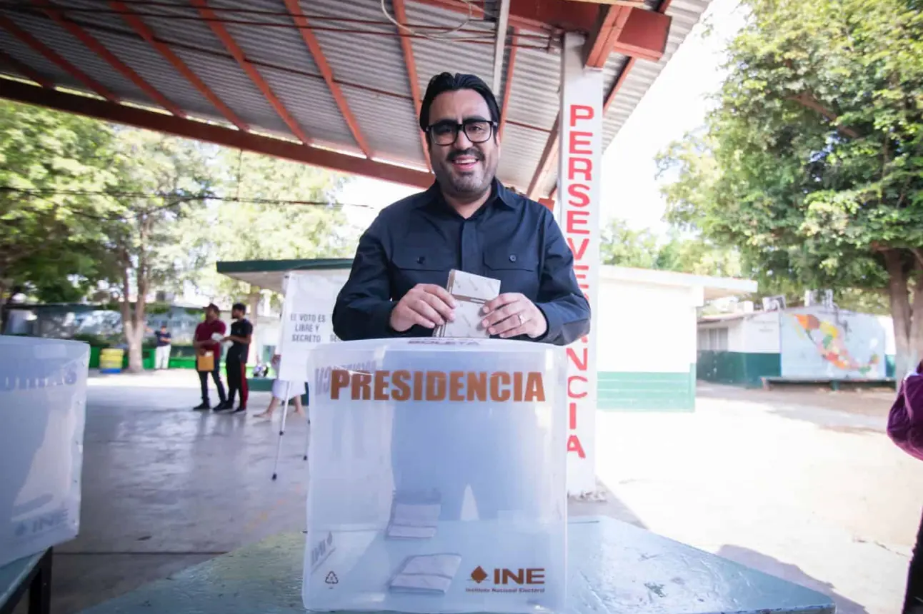 Juan de Dios Gámez acude a emitir su voto.