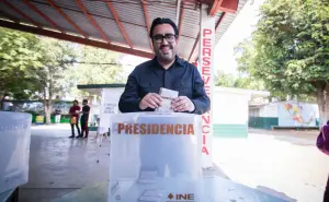Juan de Dios Gámez acude a emitir su voto