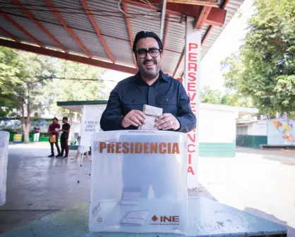 Juan de Dios Gámez acude a emitir su voto