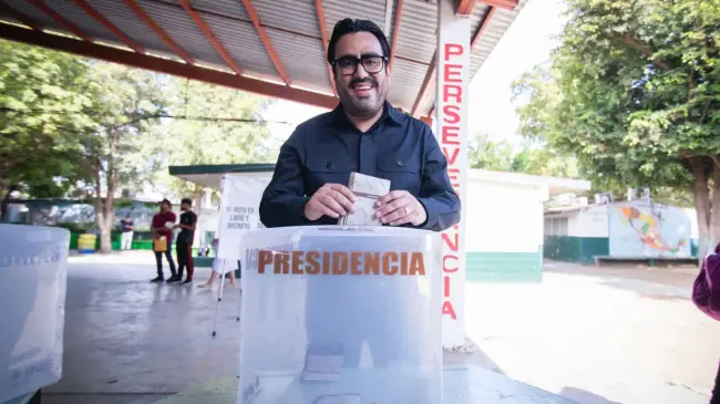 Juan de Dios Gámez acude a emitir su voto.