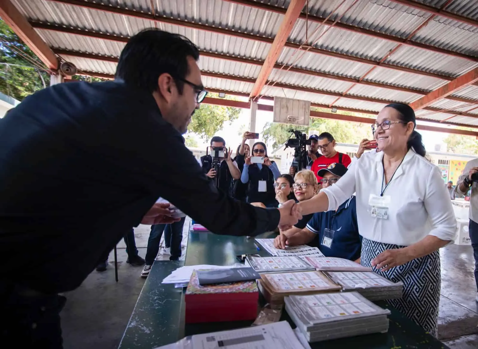 Juan de Dios Gámez Mendívil acudió a emitir su voto 