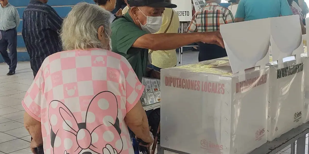 María Cecilia y Ramón, pareja de adultos mayores que marcan el Inicio de la votación del proceso electoral 2024 en la capital sinaloense. Foto: Juan Madrigal