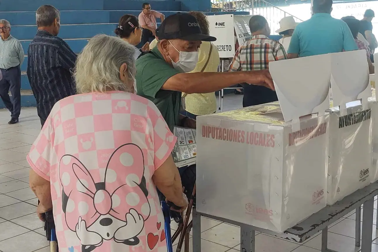 María Cecilia y Ramón, pareja de adultos mayores que marcan el Inicio de la votación del proceso electoral 2024 en la capital sinaloense. Foto: Juan Madrigal