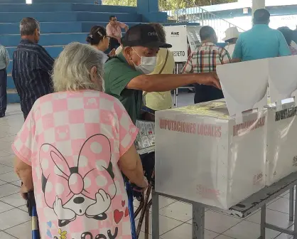Ejemplo de democracia: María y Ramón, una pareja de abuelitos en Culiacán, salen a votar pese a las adversidades