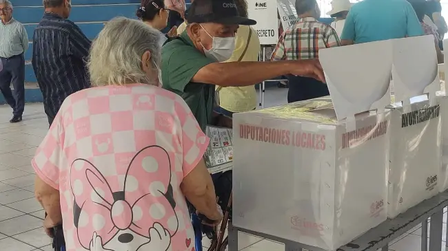 María Cecilia y Ramón, pareja de adultos mayores que marcan el Inicio de la votación del proceso electoral 2024 en la capital sinaloense. Foto: Juan Madrigal