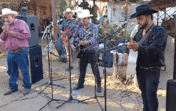 Músico de Parral, Chihuahua alegra los días a los culiacanenses