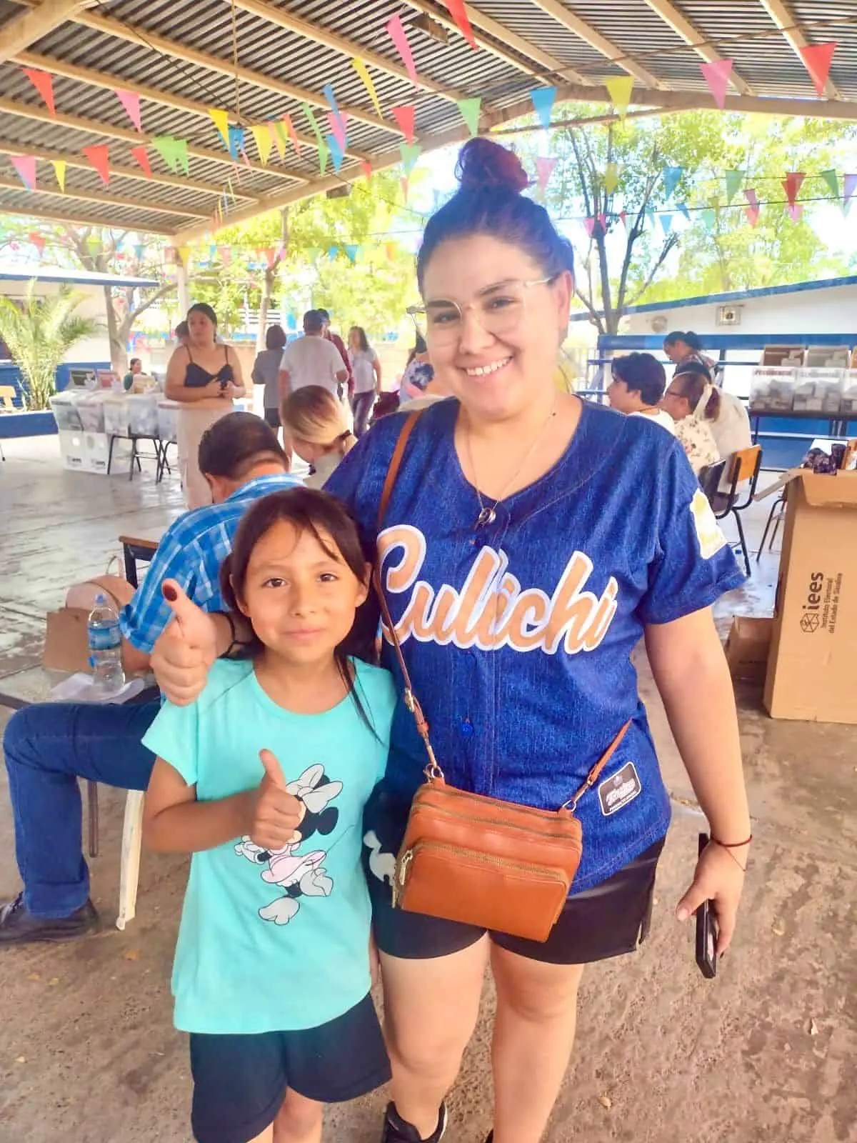 Valentina acompañó a su mamá Monserrat para que ejerciera su derecho al voto.
