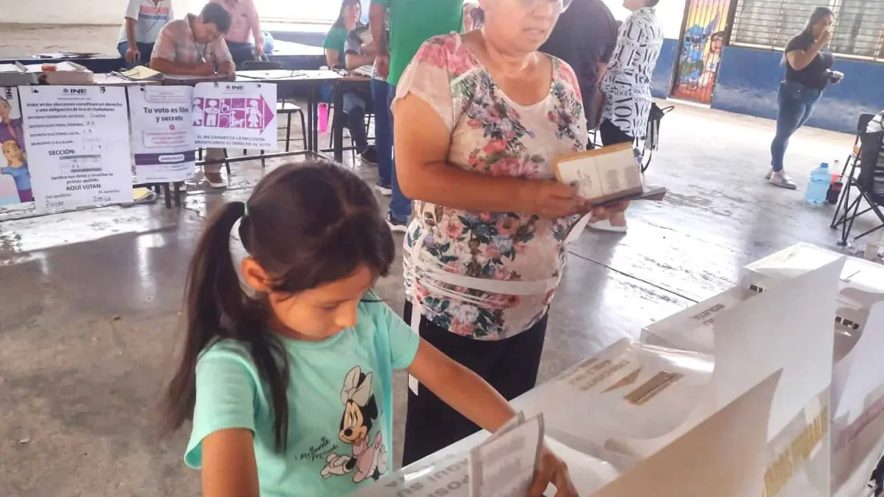 Valentina fue parte del proceso electoral al acompañar a su abuelita Eva y su mamá Monserrat a que emitieran su voto. Ella, metió las boletas en las urnas.