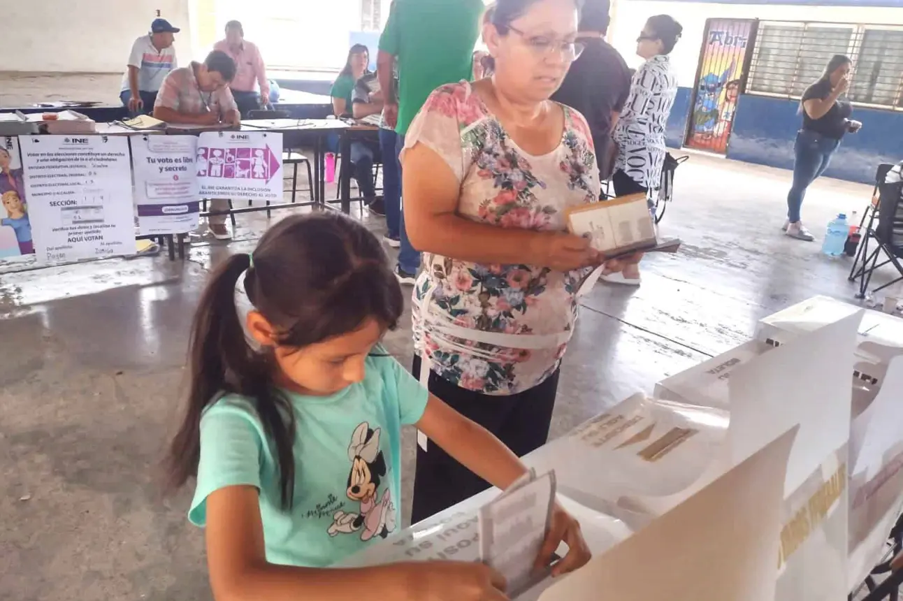 Valentina fue parte del proceso electoral al acompañar a su abuelita Eva y su mamá Monserrat a que emitieran su voto. Ella, metió las boletas en las urnas.