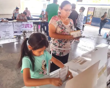 Elecciones 2024: Valentina es la niña que se siente parte de la democracia. Acompañó a su mamá a votar