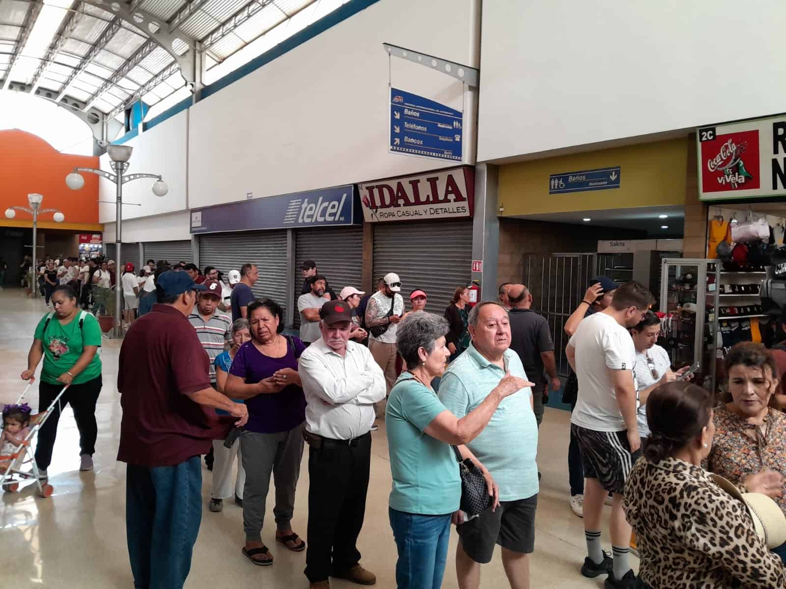 Personas en casilla especial de la Central de Autobuses de Culiacán
