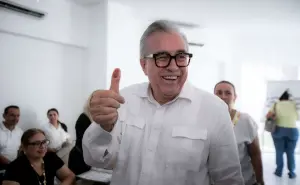 El Gobernador Rocha Moya acude a ejercer su derecho al voto