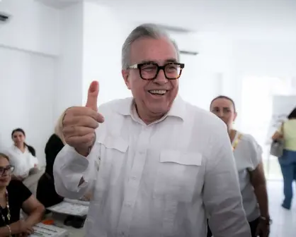 El Gobernador Rocha Moya acude a ejercer su derecho al voto