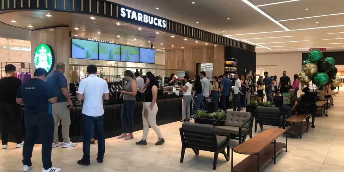 En todo México la cadena Starbucks regala café a quienes muestren su dedo pintado. Foto: Cortesía.