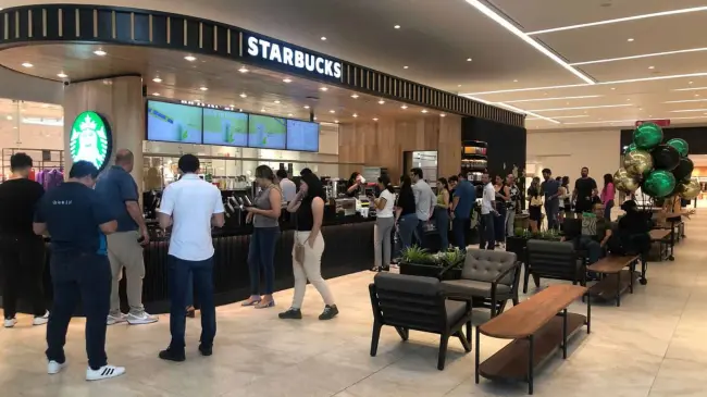 En todo México la cadena Starbucks regala café a quienes muestren su dedo pintado. Foto: Cortesía.