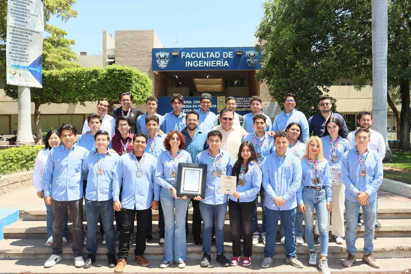Estudiantes de la  Facultad -de- Ingeniería- Culiacán- de -la- Universidad -Autónoma- de -Sinaloa 